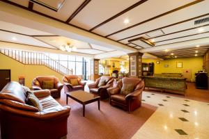箱根油烟管道戈拉酒店 的客厅配有皮革家具和楼梯