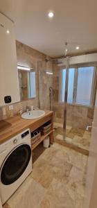 阿卡雄Superbe appartement centre-ville 5 min de la plage的一间带水槽和洗衣机的浴室