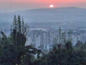 萨拉热窝Bungalovi Lana的城市景观,背景是太阳
