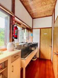 下田Iriyama-So的厨房设有水槽和窗户。