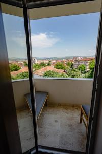 阿尔巴尤利亚Apartamentul Cetății Alba Iulia的阳台设有2张长椅,享有城市美景。