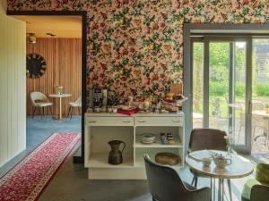ReitsumKerkhotel Bij De Pastorie的厨房配有桌子和鲜花墙