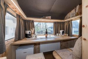 新波南特Mountain Caravan - Zirben Nestl的一个带水槽的厨房和拖车上的窗户