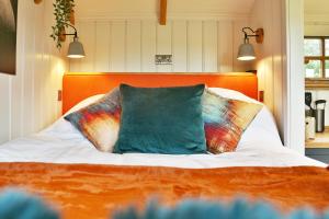 杜伦The Garden Rooms at Lonton的床上有五颜六色的枕头