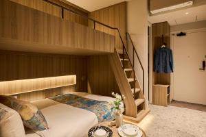 东京FAV TOKYO Ryogoku的一间卧室设有双层床和楼梯。