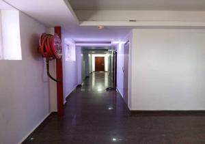 蓬蒂切里Hotel seasons的大楼里带红色消防栓的走廊