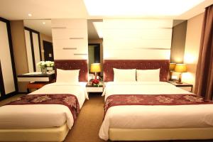 波德申天堂Spa酒店的一间酒店客房,房间内设有两张床