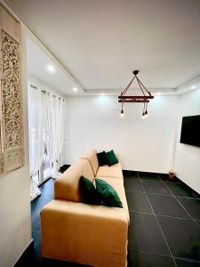 赞布热拉-杜马尔Zambujeira Terrace的带沙发和电视的客厅