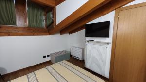 FaedisWine Resort的小房间配有电视、暖气和电视机