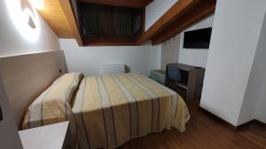 FaedisWine Resort的一间卧室配有一张床和一台平面电视
