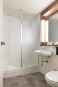 摩兰吉斯钟楼莫郎吉斯奥利酒店的带淋浴、卫生间和盥洗盆的浴室