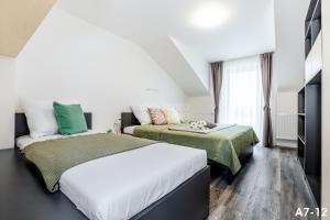 伏尔塔瓦河畔利普诺KORZO LIPNO 2的一间带两张床和一张沙发的卧室