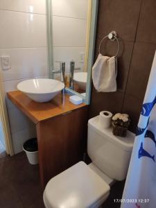 马德普拉塔Cabaña UMA - Rumi Huasi的一间带水槽、卫生间和镜子的浴室