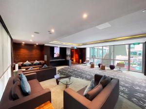 新加坡Park Regis Singapore的带沙发和电视的大型客厅