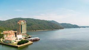 香港香港愉景湾酒店的水体中的大型建筑