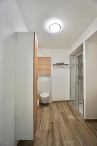 拉福雷富埃南L'Escale的一间带卫生间和玻璃门的浴室