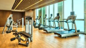 香港香港愉景湾酒店的一间健身房,里面配有几台跑步机