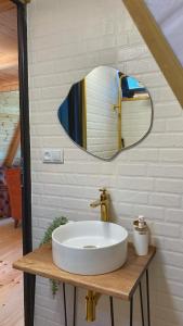 巴统Sun House的一间带水槽和镜子的浴室