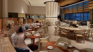 香港香港愉景湾酒店的一间在房间内配有桌椅的餐厅
