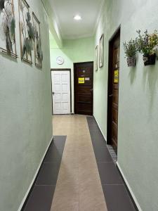 停泊岛Perhentian Mama's的走廊设有两扇门,铺有瓷砖地板