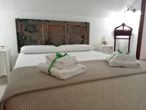 帕拉比塔Maison Chèrie的一间卧室配有带毛巾的床