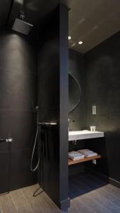 巴黎德内尔酒店的带淋浴和盥洗盆的黑色浴室