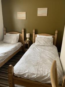布里德灵顿欧可维宾馆的一间卧室配有两张单人床和一把椅子