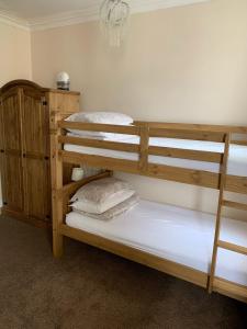 布里德灵顿欧可维宾馆的一张木制双层床,配有两个枕头