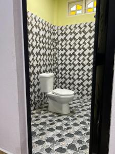 停泊岛Perhentian Mama's的浴室铺有黑白瓷砖地板,设有卫生间。