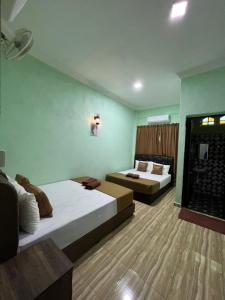 停泊岛Perhentian Mama's的酒店客房设有两张床和窗户。