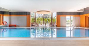 克雷尼察克雷尼察会议＆SPA酒店的游泳池,位于酒店带大型游泳池的房间内