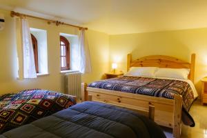 波利齐杰内罗萨Terrematte turismo e natura的一间卧室设有一张木床和一个窗户。