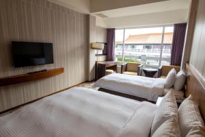 Touwu水漾月明度假文旅的酒店客房设有两张床和一台平面电视。