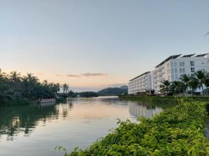 芽庄Champa Island Nha Trang - Resort Hotel & Spa的享有拥有建筑和棕榈树的河流美景