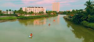 芽庄Champa Island Nha Trang - Resort Hotel & Spa的城市里河里的一群人