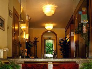 乌尔比诺波肯特酒店的大堂设有大镜子和无意的走廊