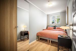 卑尔根Corner Apartments的一间卧室设有一张床和玻璃墙