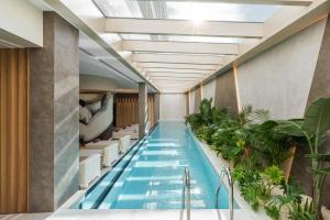 里斯本Hyatt Regency Lisbon的一座植物室内游泳池