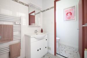 贝纳克和卡泽纳克LE CLOS VERSAILLES BEYNAC的白色的浴室设有水槽和卫生间。
