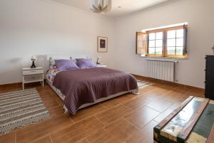 雷镇Quinta da Palhota的一间卧室配有一张床,铺有木地板