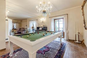 蒙泰卡蒂尼瓦尔迪切奇纳Villa Cedri的客厅配有台球桌和吊灯。