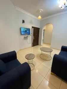 阿哈达منتجع أرين للوحدات السكنية的客厅配有沙发和2张桌子