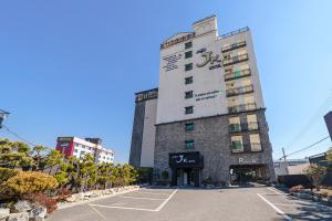 釜山JK Hotel的建筑的侧面有标志