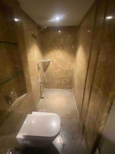 孟买Bandra’s Prime luxurious 2 BHK的一间位于客房内的白色卫生间的浴室