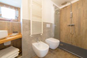 埃特鲁布莱斯Maison Julie-lungo la via Francigena的浴室配有卫生间、淋浴和盥洗盆。
