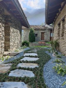 Roccaforte MondovìAi Tetti Nuovi的一座花园,在一座建筑前设有石头人行道