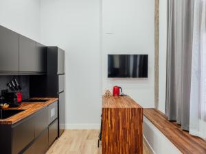 马德里VR OBREGON APARTMENTS的一个带木台的厨房