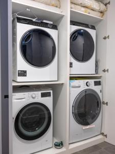 马德里VR OBREGON APARTMENTS的以及3台洗衣机、洗衣机和烘干机