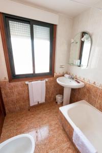 波多诺伏卡莫库旅馆的带浴缸、水槽和镜子的浴室