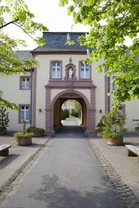 Kall施泰因费尔德修道院酒店的拱门建筑的入口